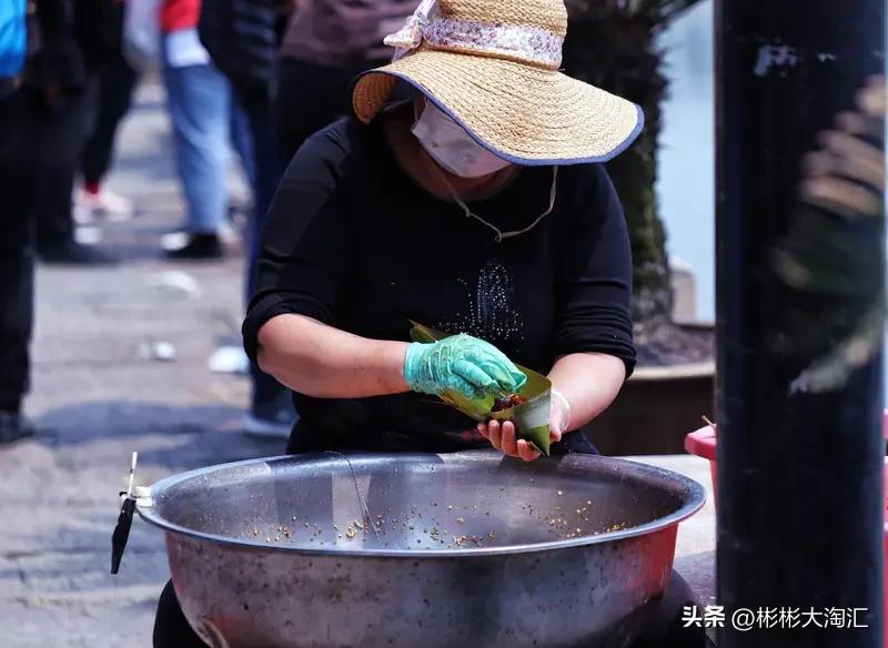 抖音全民任务真能挣钱吗？我亲自试过。打开抖音全民任务，我领了个卖粽子的看播任务，