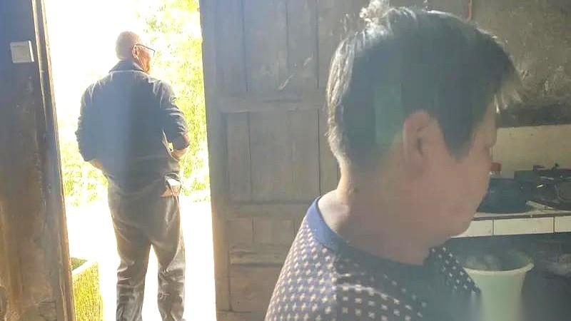 一个巴掌扇过去，这个家就“哑”了十年。
不，是这个男人，对着他媳妇，哑了十年。