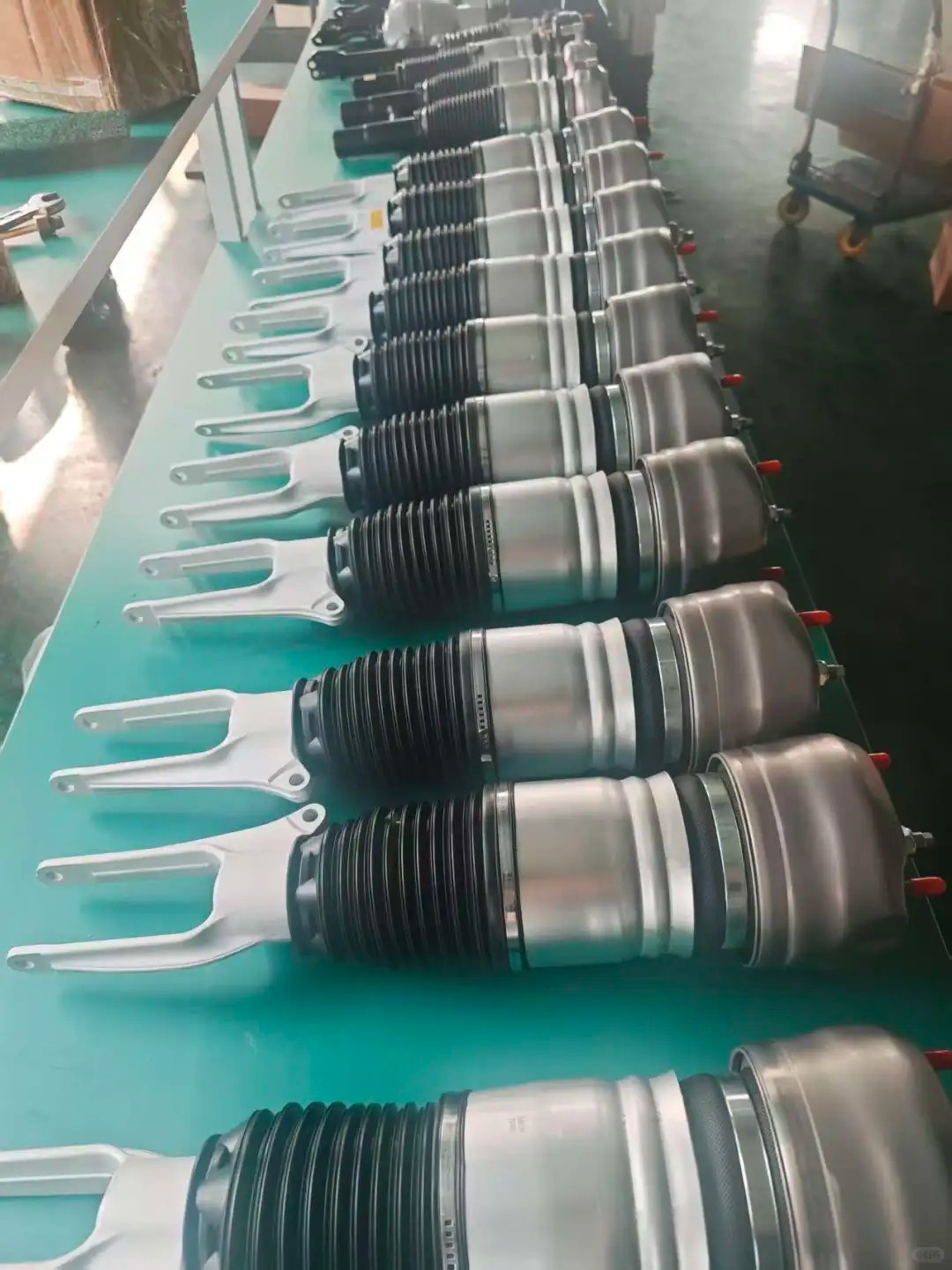 车市观察 空悬这东西现在维修是不算特别贵，比如什么卡宴呀，揽胜呀啥的，外面修空悬