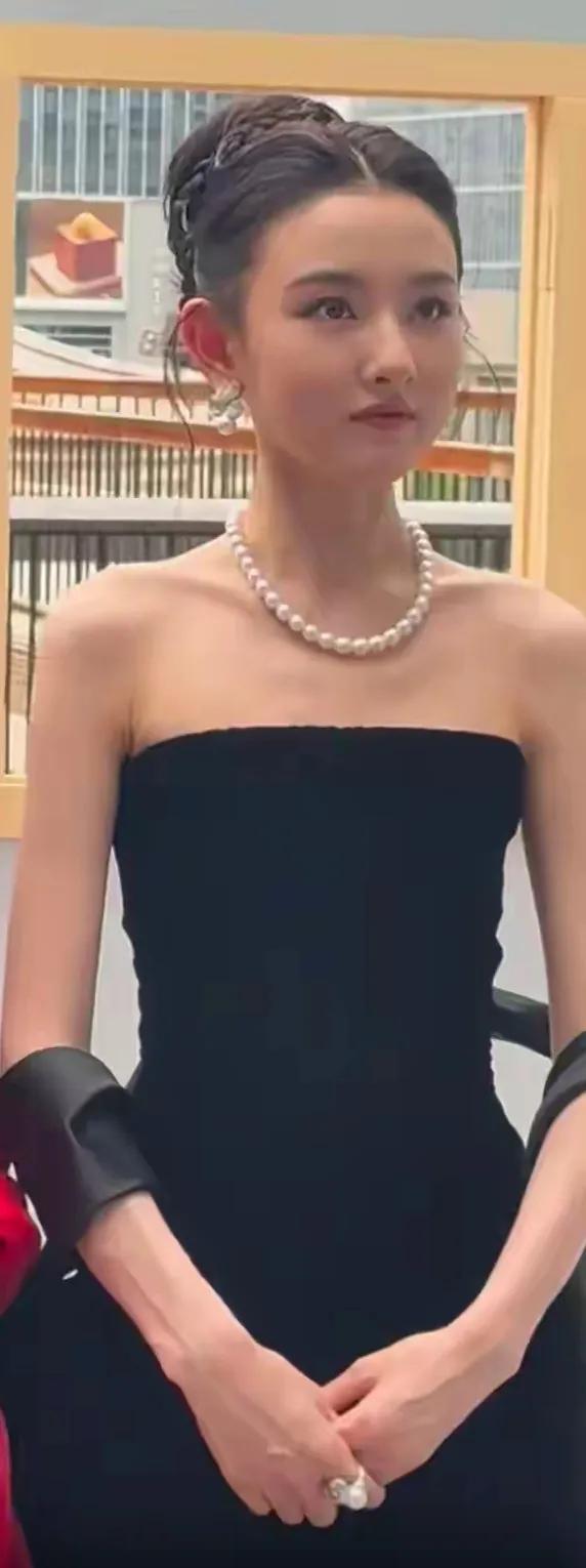 宋祖儿好瘦哦， 同样是穿黑色礼服，有点肉肉的景甜穿出了雍容华贵，而宋祖儿却穿出了
