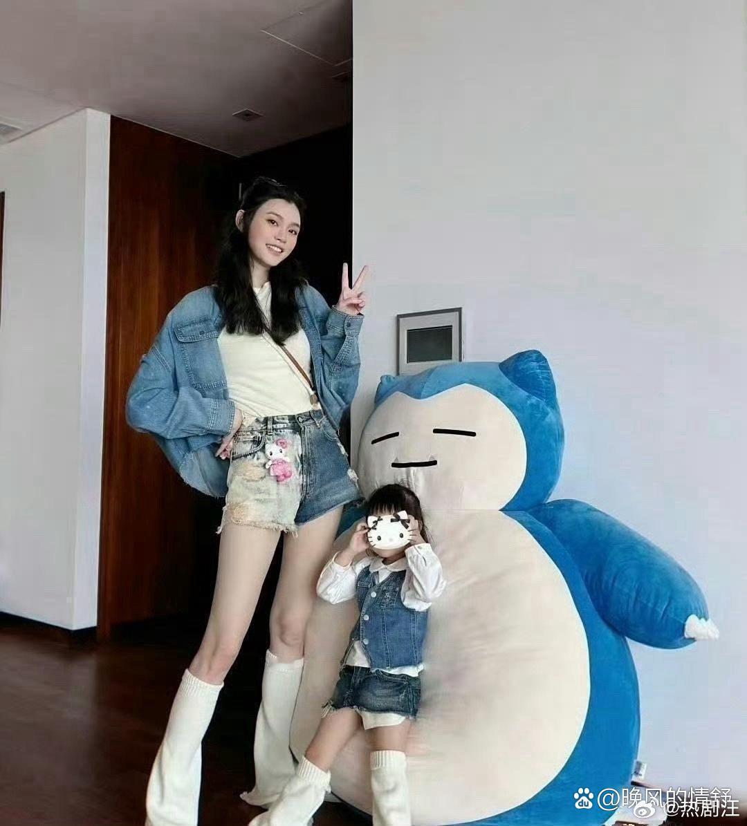 奚梦瑶女儿遗传了她的大长腿诶 