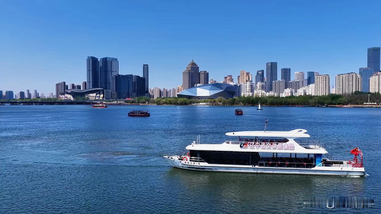 打卡沈阳浑河外滩
中国第二外滩
繁华肉眼可见
两岸摩天大楼林立
外滩长度堪称中国