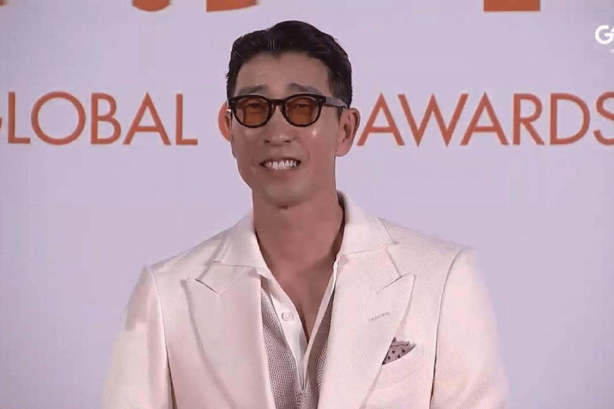 王千源亮相全球流媒体大奖王千源在全球流媒体大奖红毯上，亮眼的同时还很沉稳，状态绝