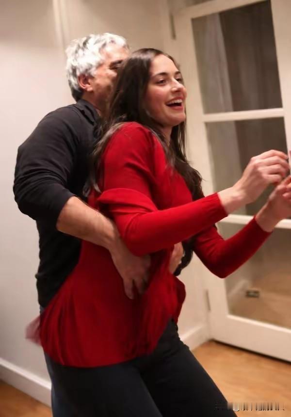 罕见！爱泼斯坦案照片公布了那么多，这是我至今为止看到的一张最清晰的照片。你们说罕