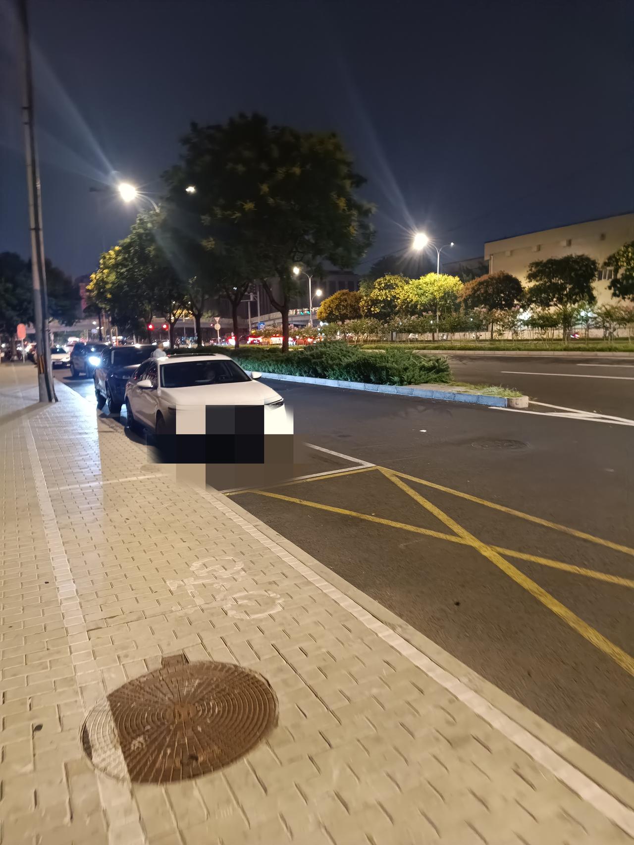 人有三急很正常，可是好歹也找个隐蔽点地方啊，这马路上来回过人，这年轻女孩看见多尴