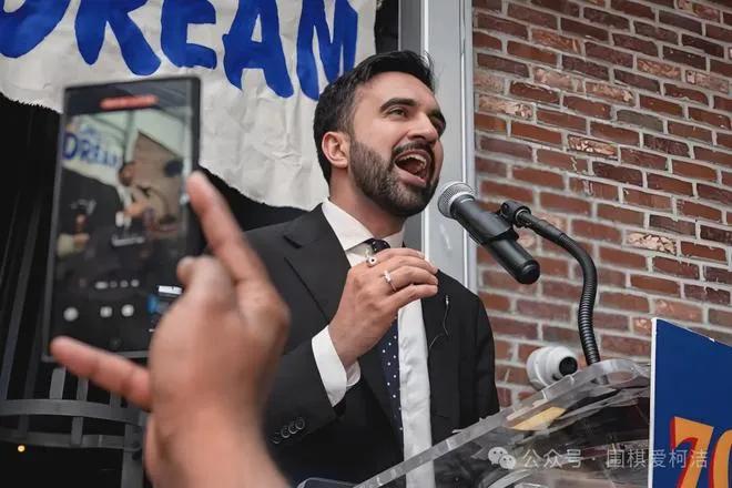 他被网友称为特朗普的“掘墓者”，马姆达尼！作为纽约历史上首位穆斯林市长和南亚裔市