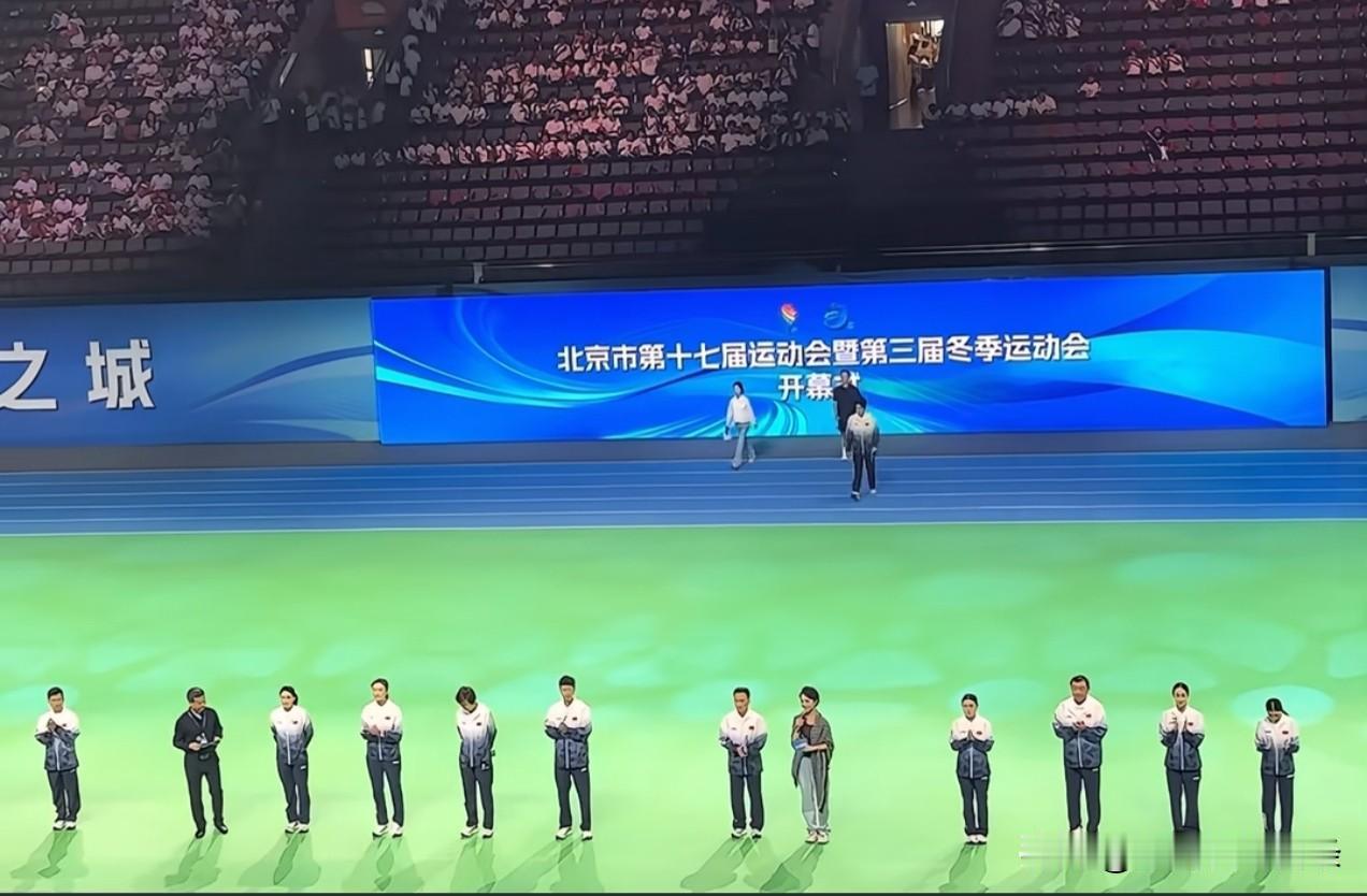 马龙和王楚钦、丁宁、张怡宁一起出席北京市第十七届运动会暨第三届北京市冬运会。
