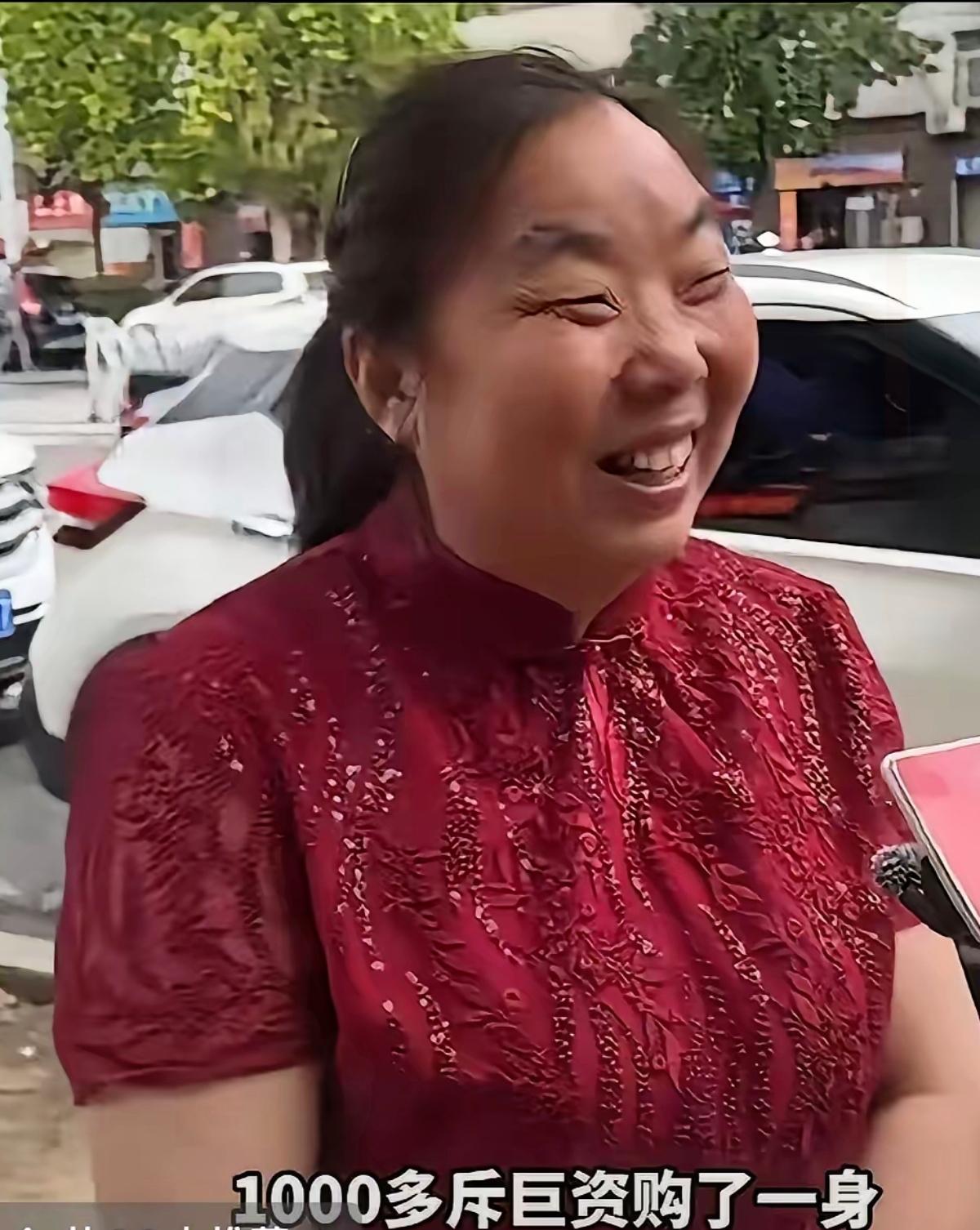 初见觉得这位送考妈妈穿千元旗袍太张扬，深入了解后才发现，这份用心反倒显得格外朴实