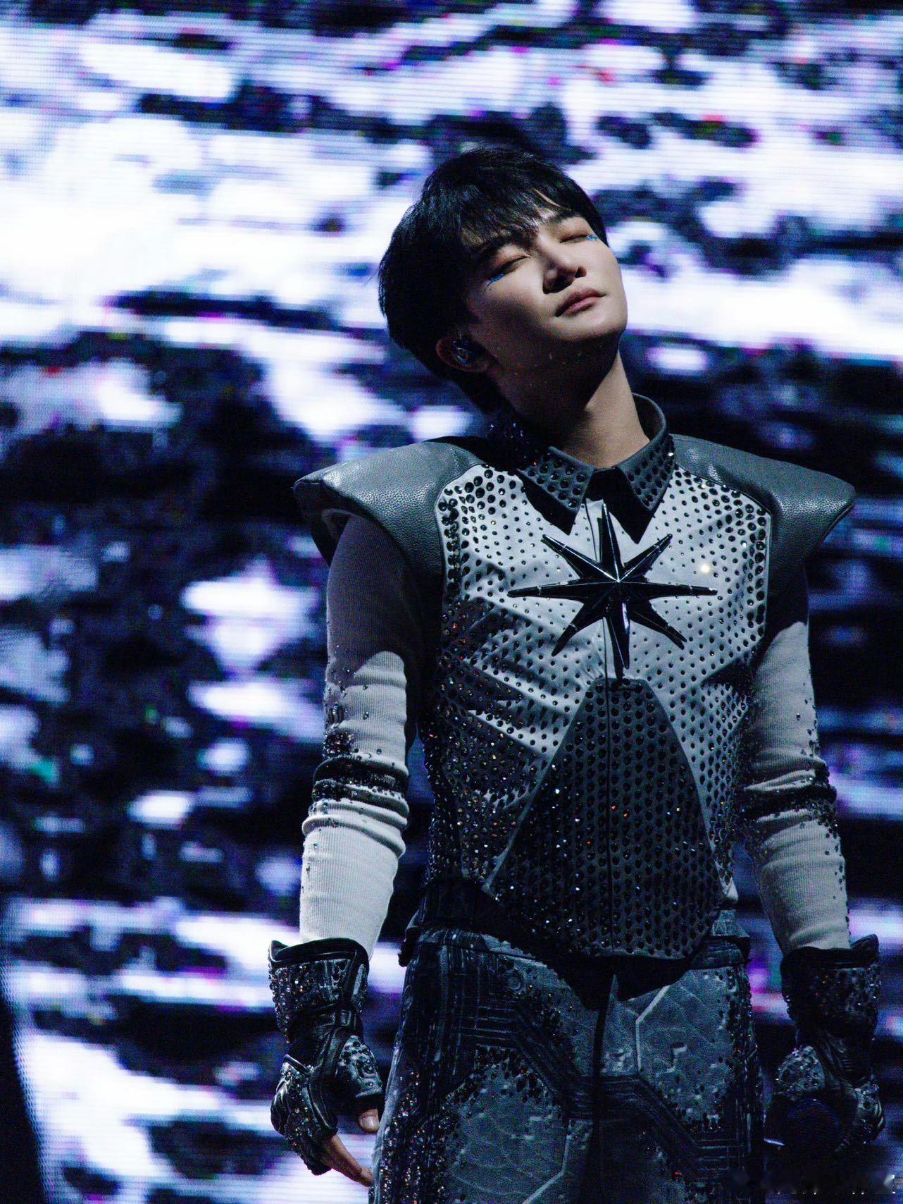 五月天给周深送花篮 周深登陆广州开唱，五月天花篮惊喜送达，预祝广东省奥林匹克体育