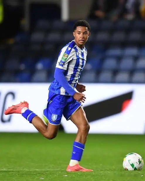 每日邮报透露利物浦已向17岁的谢菲尔德星期三左后卫伊萨·阿拉奥开出报价。 