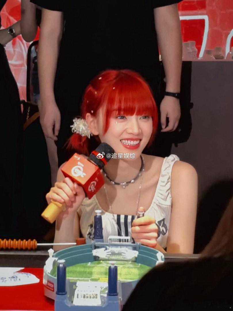 黄灿灿的奖杯也是黄灿灿的 黄灿灿拿着黄灿灿的奖杯喊黄灿灿的奖杯也是黄灿灿的——这