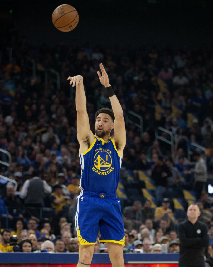 数据媒体Kalshi Hoops发布一组数据，在季后赛至少出手500次三分球的球
