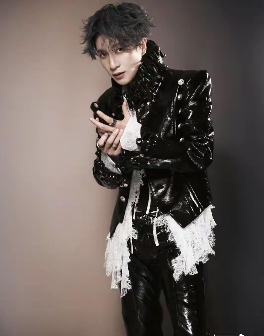 薛之谦这小子太牛了，
有我当年的影子，
自己演唱会遇见大暴雨，
二话不说就给粉丝