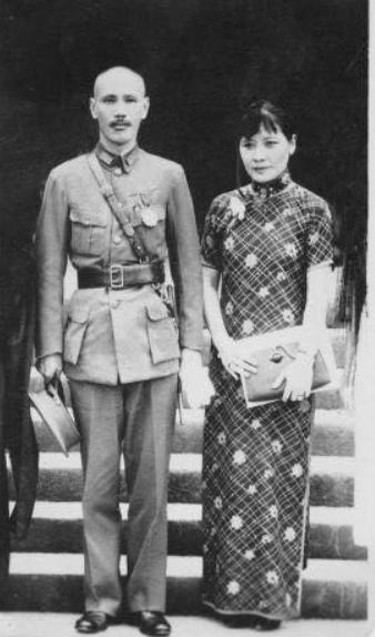1931年，宋美龄随蒋介石为学员举行毕业典礼时！却被一名学生大胆的举动冒犯，蒋介