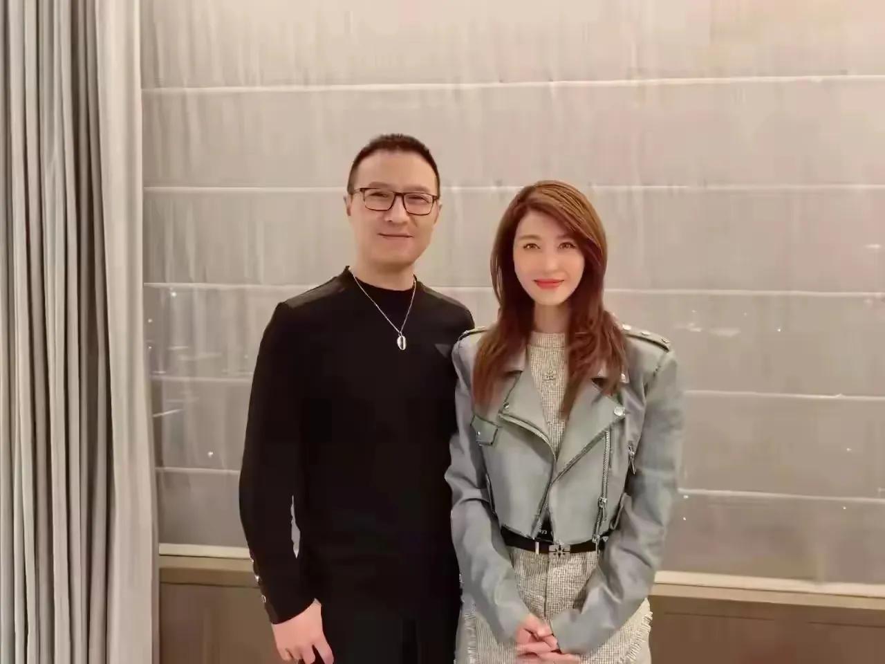 这是一对话题很多的未婚夫妻，他们相见恨晚！男的刚离婚没多久就恋上了这个女的，这个