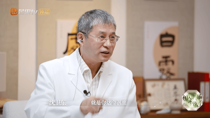 李晟给齐思均张小婉看舌头 本以为李晟是来当观众，结果直接专业术语频出给齐思钧和小
