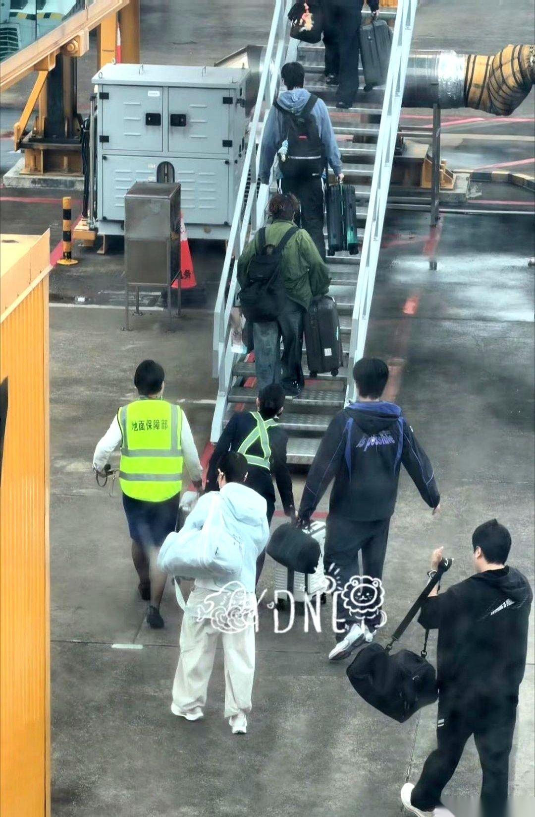 孙颖莎、王楚钦和陈梦这“三兄妹”，刚刚在珠海机场现身了。
三人这回是飞往成都，走