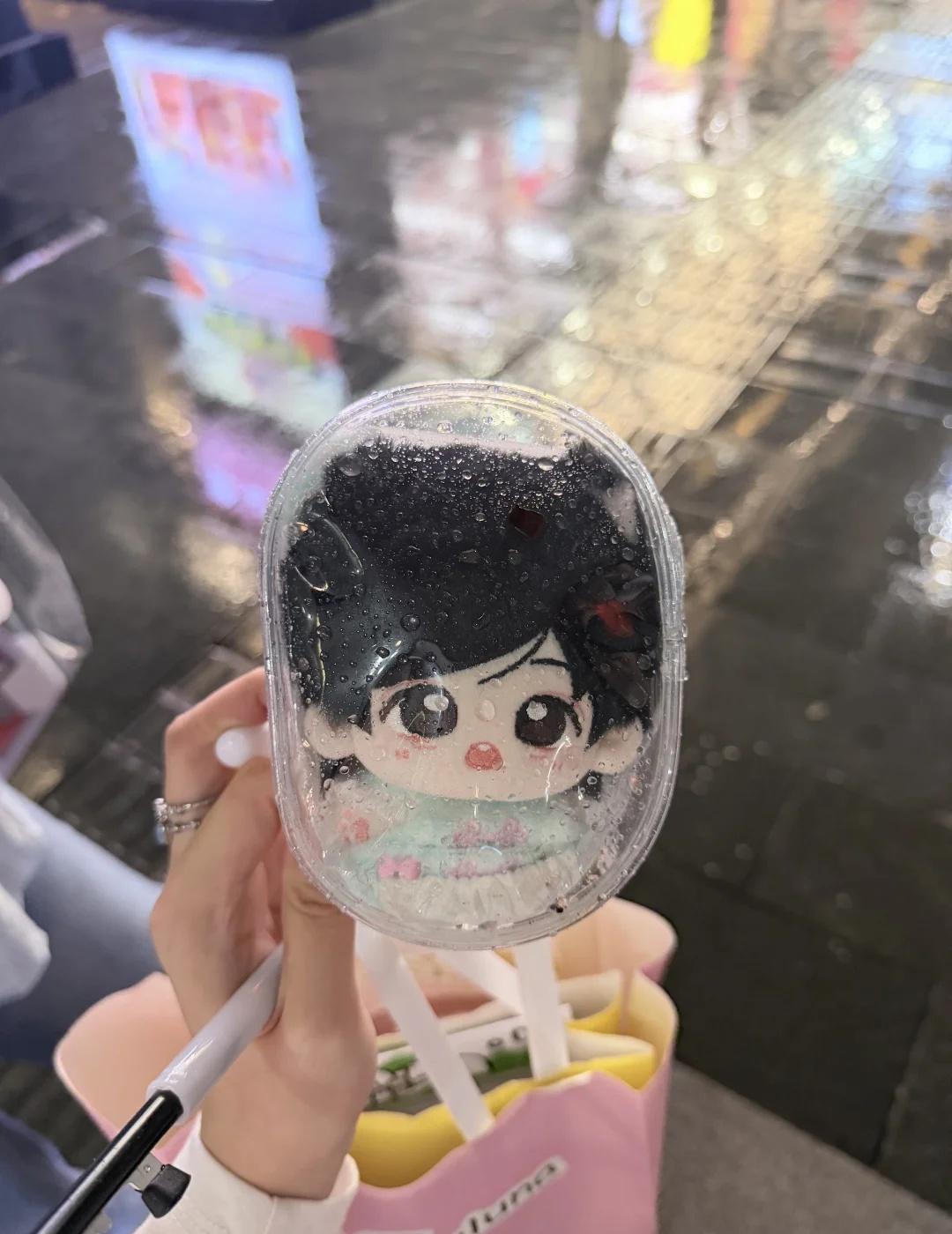 谁家孩子走丢啦？
雨天带娃出门玩 在下浩里四号出入口路边发现有只娃 谁家宝宝掉啦