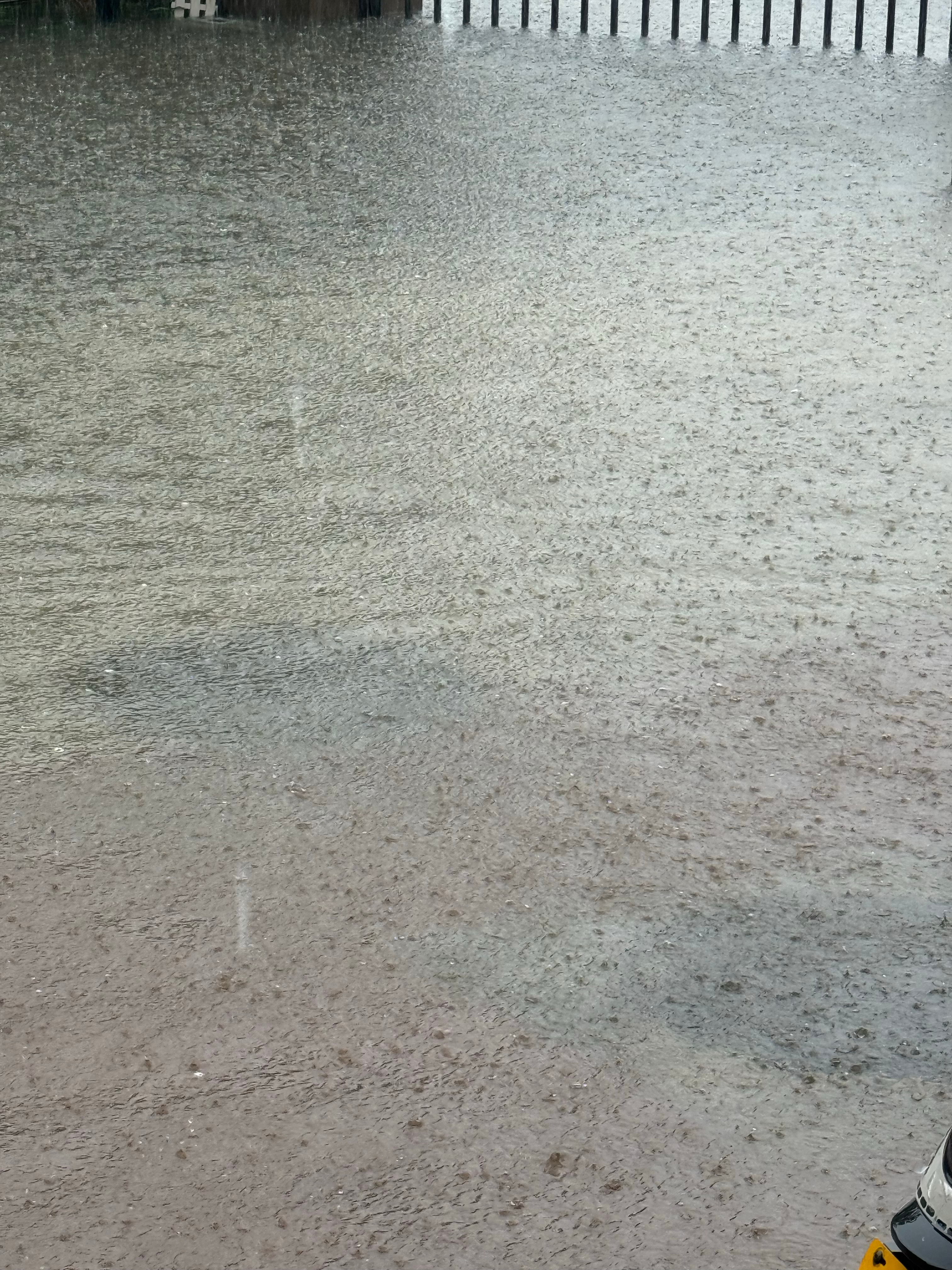 大雨淅淅沥沥模糊眼睛