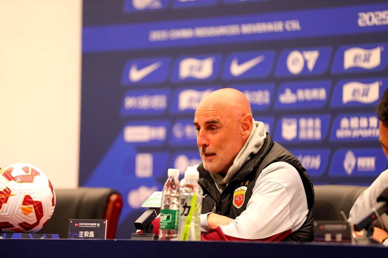 根据您提供的文章内容，核心信息是上海海港队主教练穆斯卡特在赛前发布会上谈及球队伤