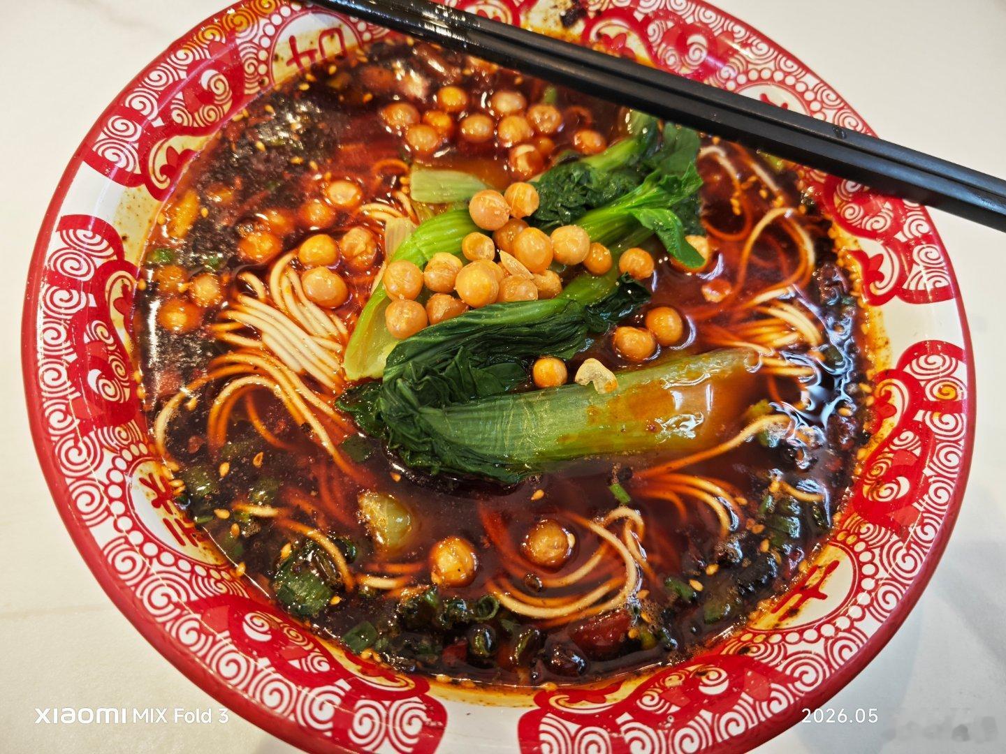 偶然在北京街头看到重庆两路口面庄，唤醒了埋藏已久的记忆，忍不住走进去，点了一碗小