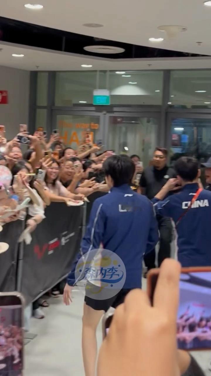 安全比较重要，挤得围栏都弯下来