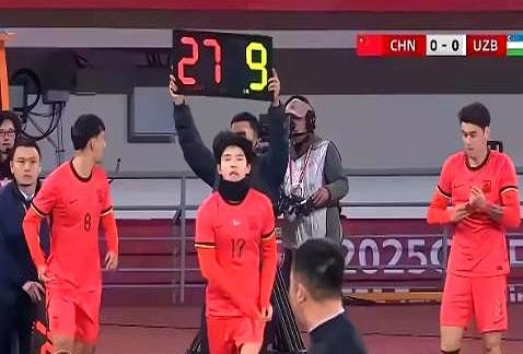 甚至有球员戴上了围脖。这事儿一出就被骂娇气，可那天成都5到10度还刮风，体感真的