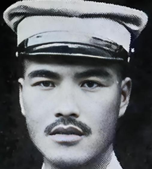 1939年，他制造了一起惨案，残忍杀害400名八路军战士，10年后，他坐在了“去