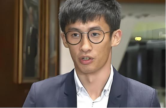 2016年，梁颂恒在香港立法会宣誓时，展示“香港不是中国”的标语，侮辱性将故意用
