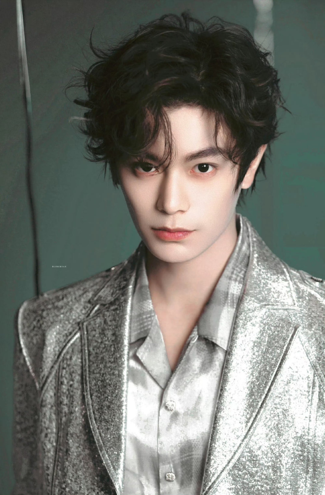  丁禹兮制作了10份特殊版本的逆应援，每盘磁带里都有丁禹兮的声音。我嘞个浪漫疯子