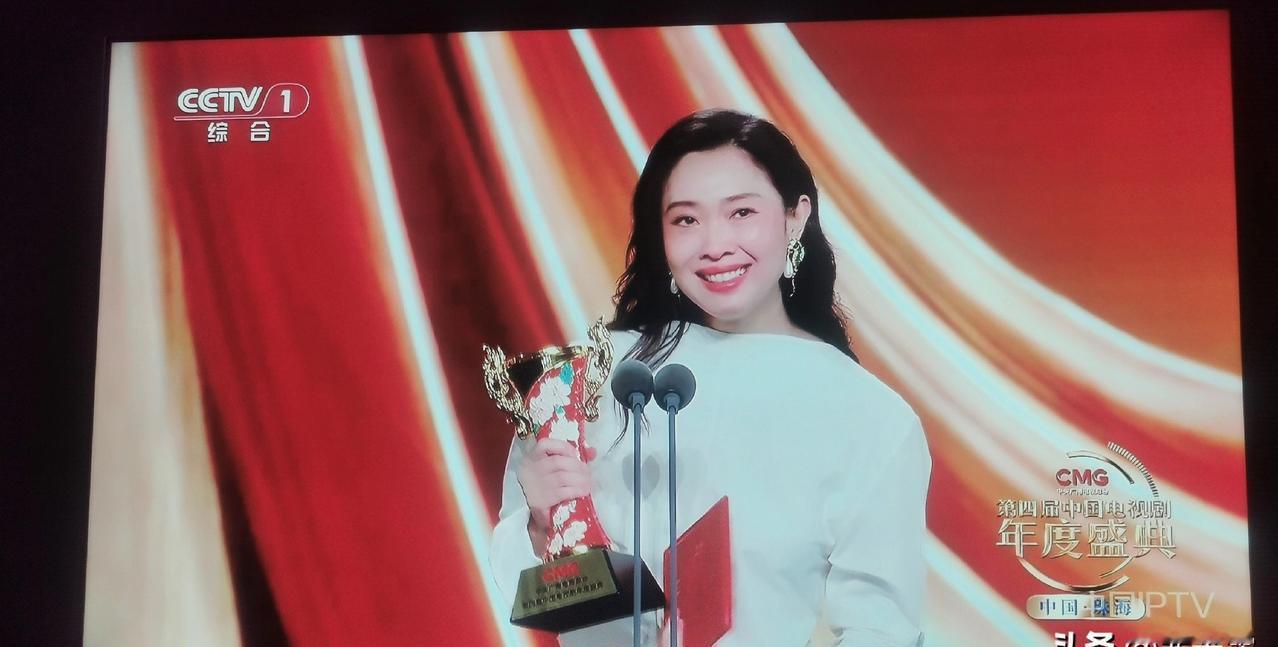 舅妈下线，全网观众为她哭惨。
王佳佳凭《老舅》里那个有血有肉的舅妈，拿下了“年度