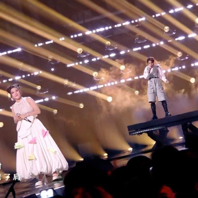 乌兰图雅为浪姐推迟演唱会两回搁置大型个人演出，我们小图雅为这个浪姐付出了很多，踏