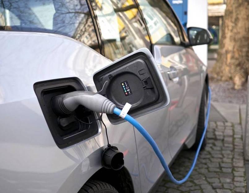 充换电之争再升级：比亚迪5分钟闪充VS蔚来4分钟换电，普通人该站哪边？

买电动