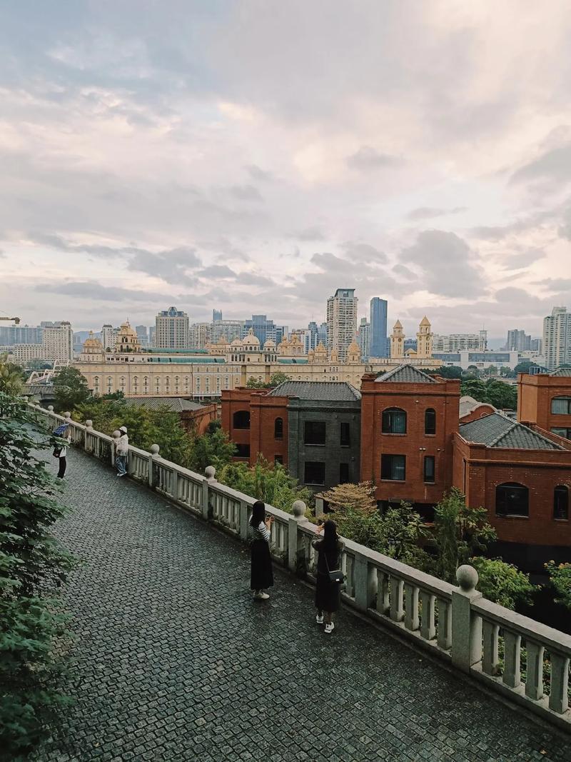 台湾彻底坐不住了！高雄科大前校长吴建国曾发出警告，称在中美对抗中，美国现在只剩一