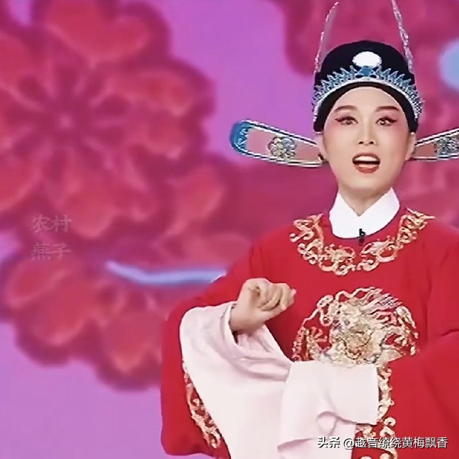 黄梅名家吴琼与女儿王子欣同台演唱《女驸马》中的《中状元》选段。王子欣颜值不逊于妈