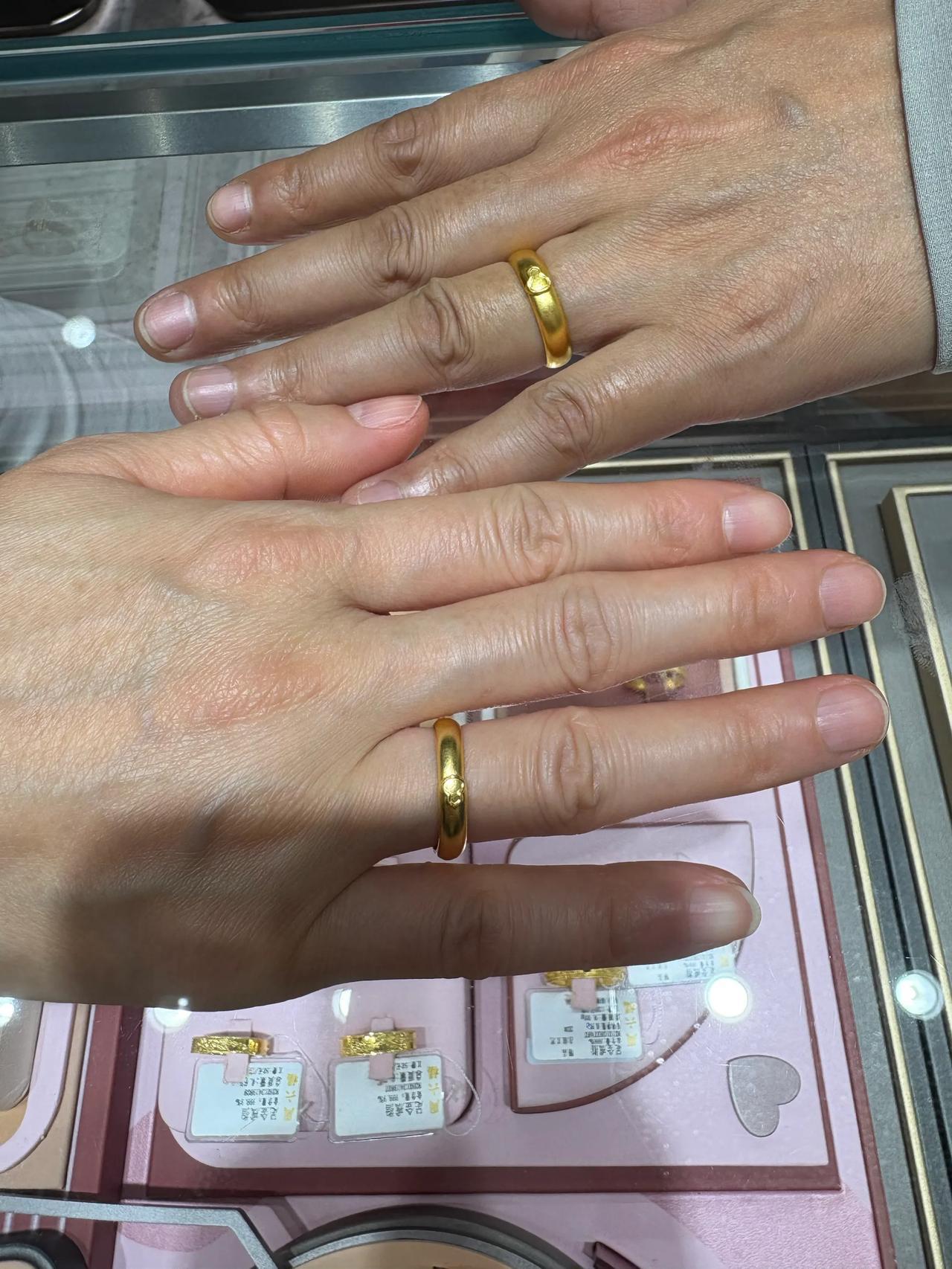 这下又得降低结婚率了！
黄金一夜之间，一克涨了36元，12月23日， 金价冲到1