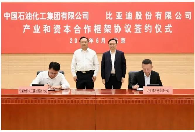 比亚迪icon的算盘玩得太溜了！
 
2026年原定落地两万座闪充站，转眼半年快