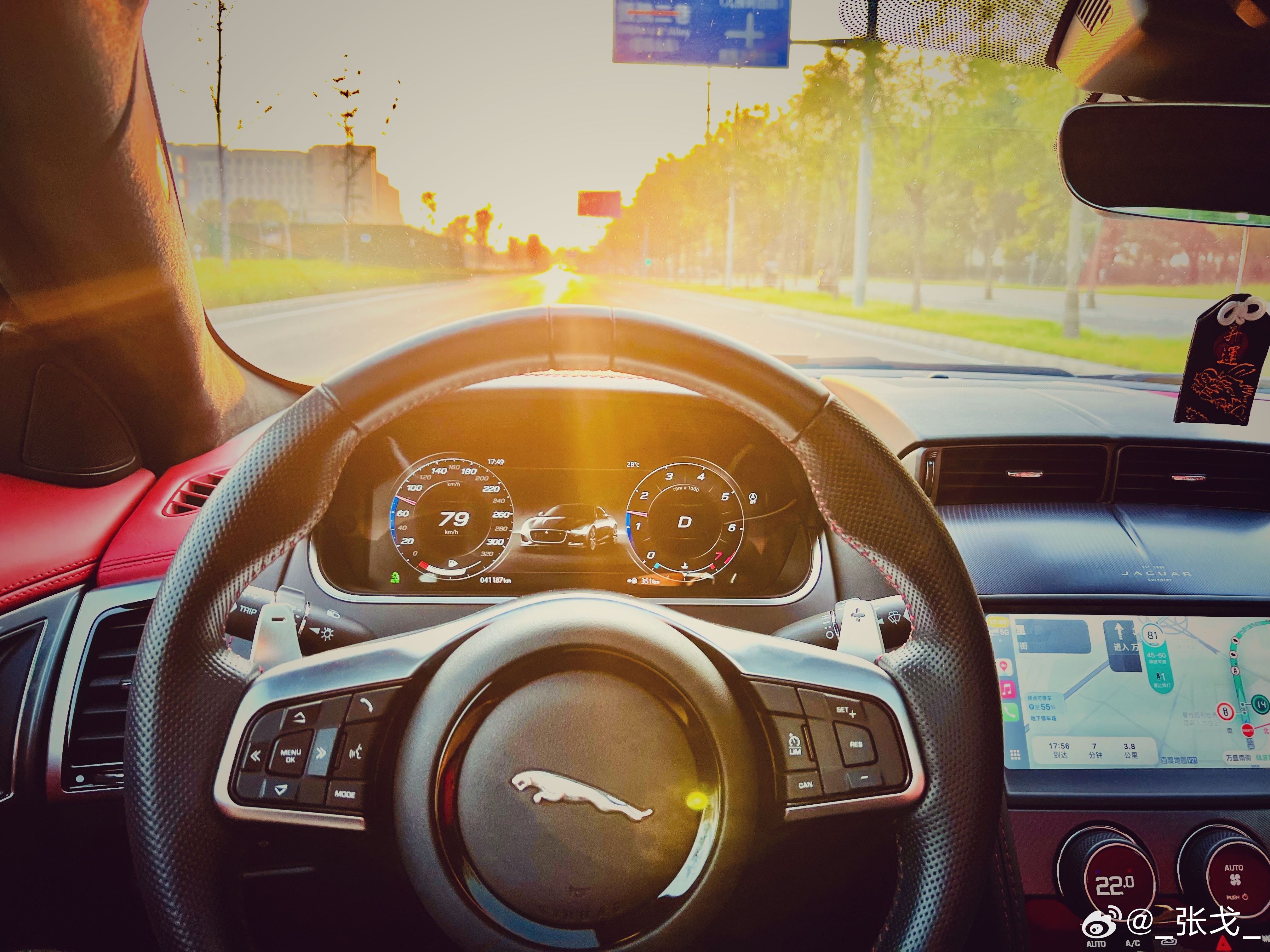 事实证明 当大老板大领导每天被围着吹捧确实会降低智商 也难怪我总觉得自己一天到晚