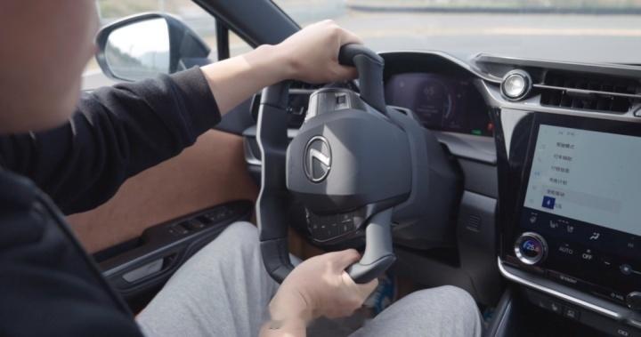 半幅式方向盘或将被禁止 这东西就算不被禁，慢慢也会自己消亡的。看着就觉得别扭，完