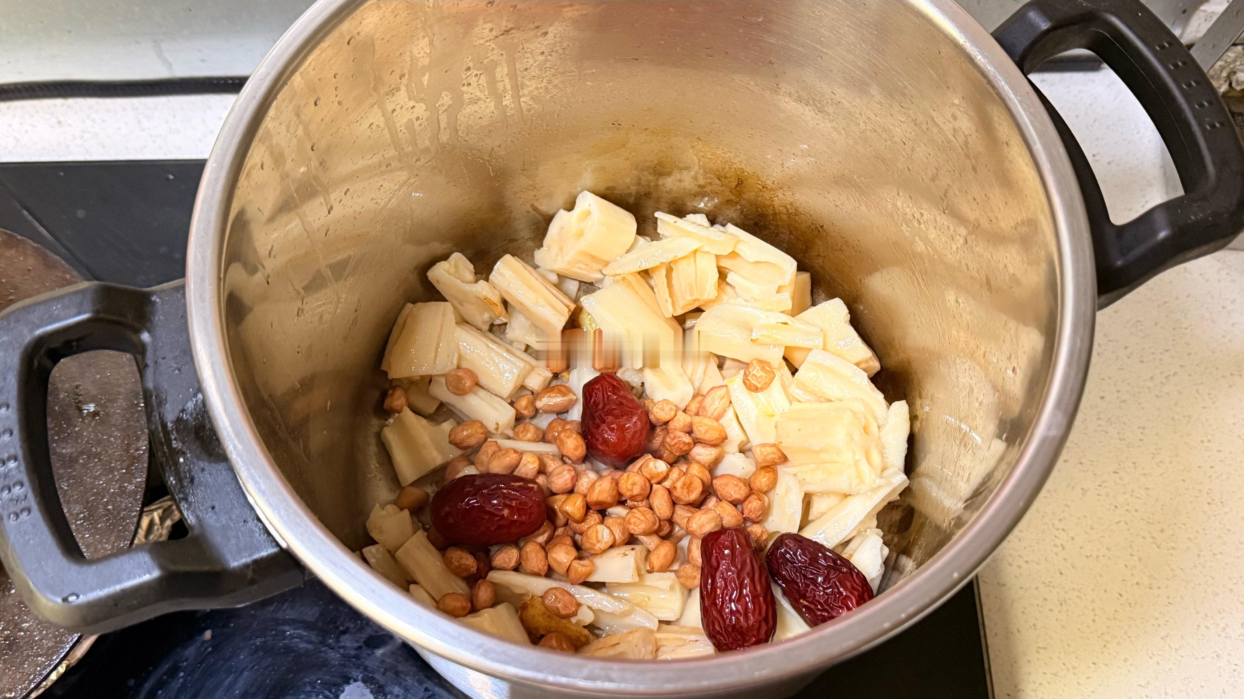 松筠美味  【莲藕素汤】食材：莲藕、红皮花生、红枣、生姜1. 莲藕洗净去皮，切成