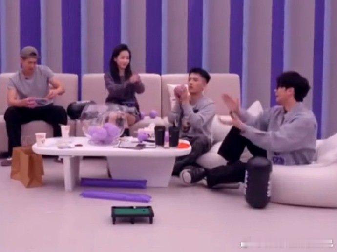 20亿播放量选手回应歌比人红声鸣远扬训练室比起靠流量博关注，能沉下心做出 20 