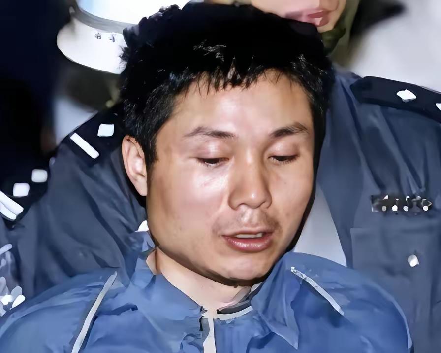 2001年5月20日清晨7时20分，当法警手持警绳出现在监舍门口时，张君刚刚吃完