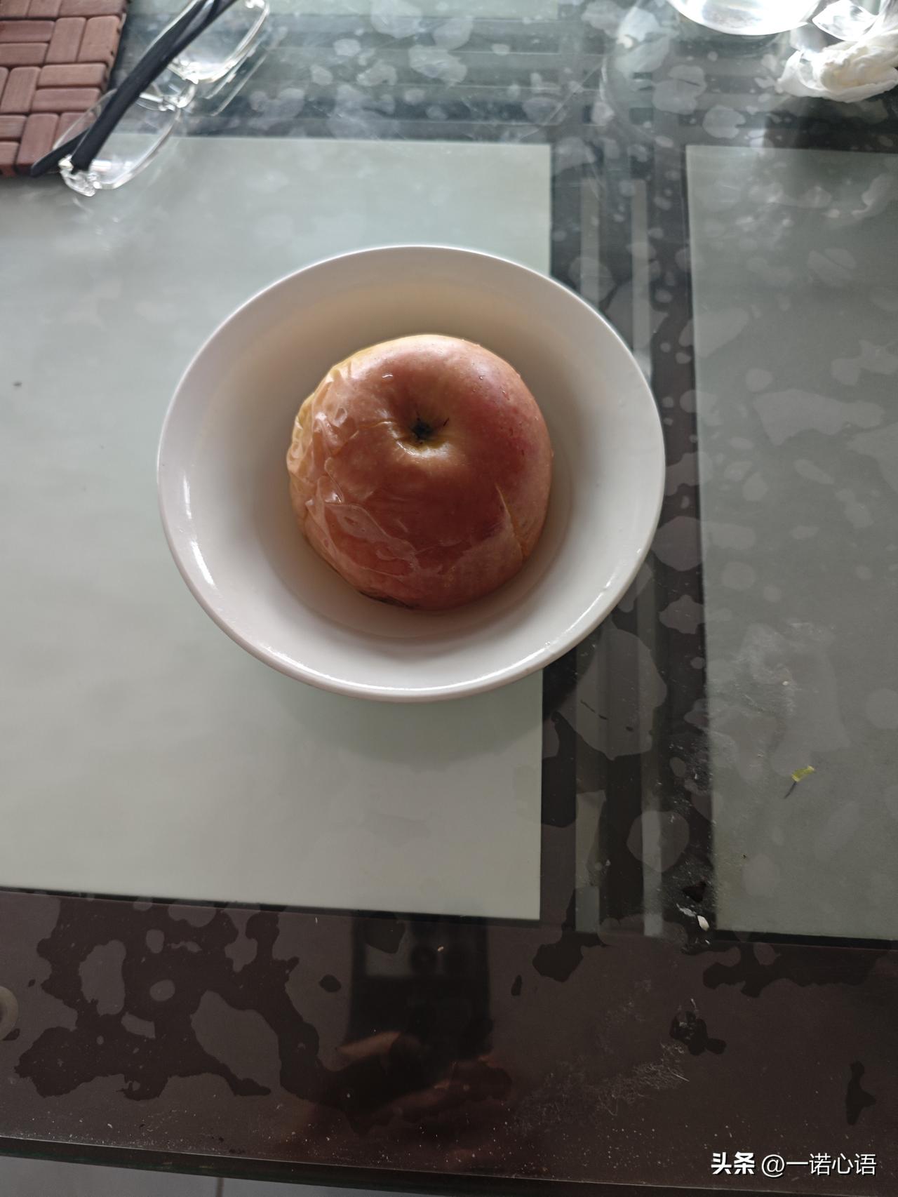 都说煮苹果有营养，我这个人性子急，不愿意拿功夫来煮它。
我用微波炉打了5分钟，就