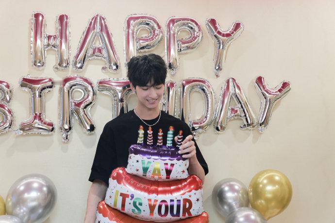 黄俊捷26岁生日照，他是寿星他最帅[舔屏] ​​​