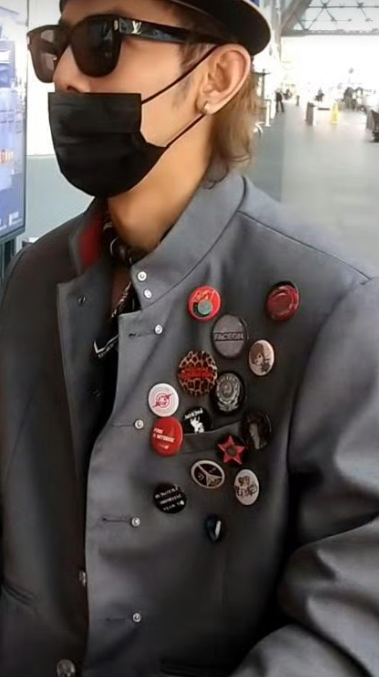 我一想到这个小老东拆掉衣服自带的勋章把疑似汪大东的吧唧别上去我就被萌的要死啊 