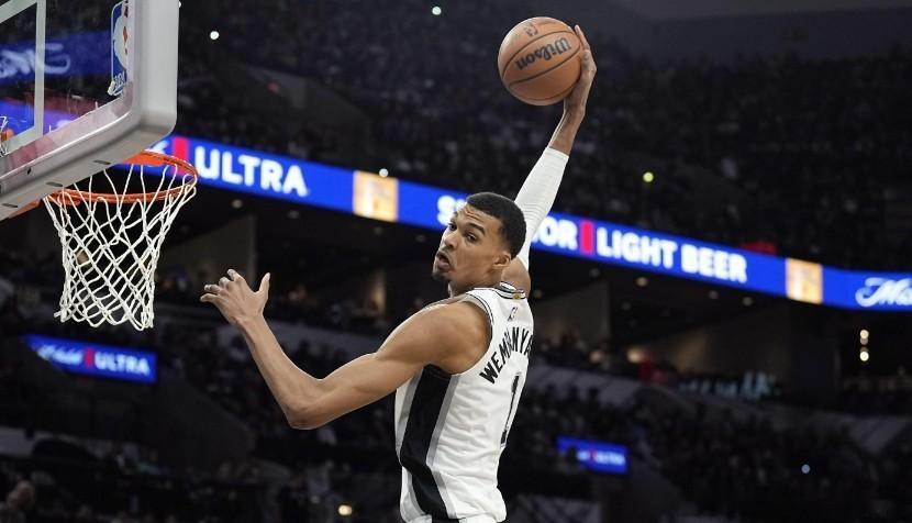 马刺不敌爵士，目前发现这个队伍有3大问题，1是文班亚马出场时间有限制，这就对第二