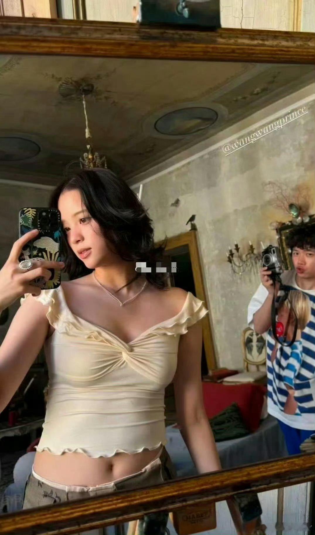 欧阳娜娜这么瘦的人都还有小肚子 ​​​