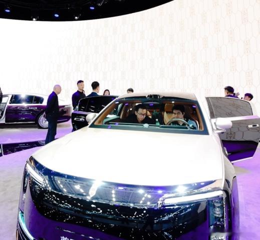 广州车展用户日首日鸿蒙展台哪个车型看到广东老板最多。竟然是百万级的尊界S800。