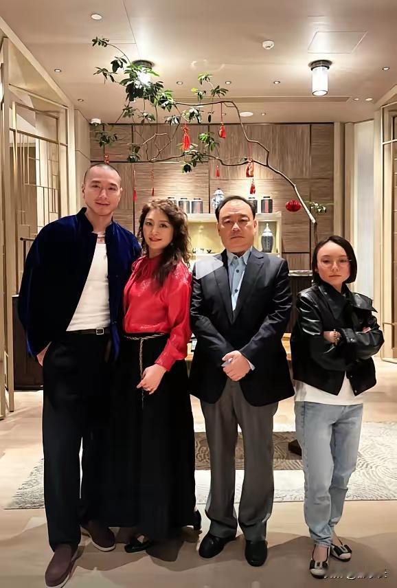网友扒出了重庆著名律师彭静和哥哥、儿子等人的合照。彭静大家伙儿都认识，她右首的是