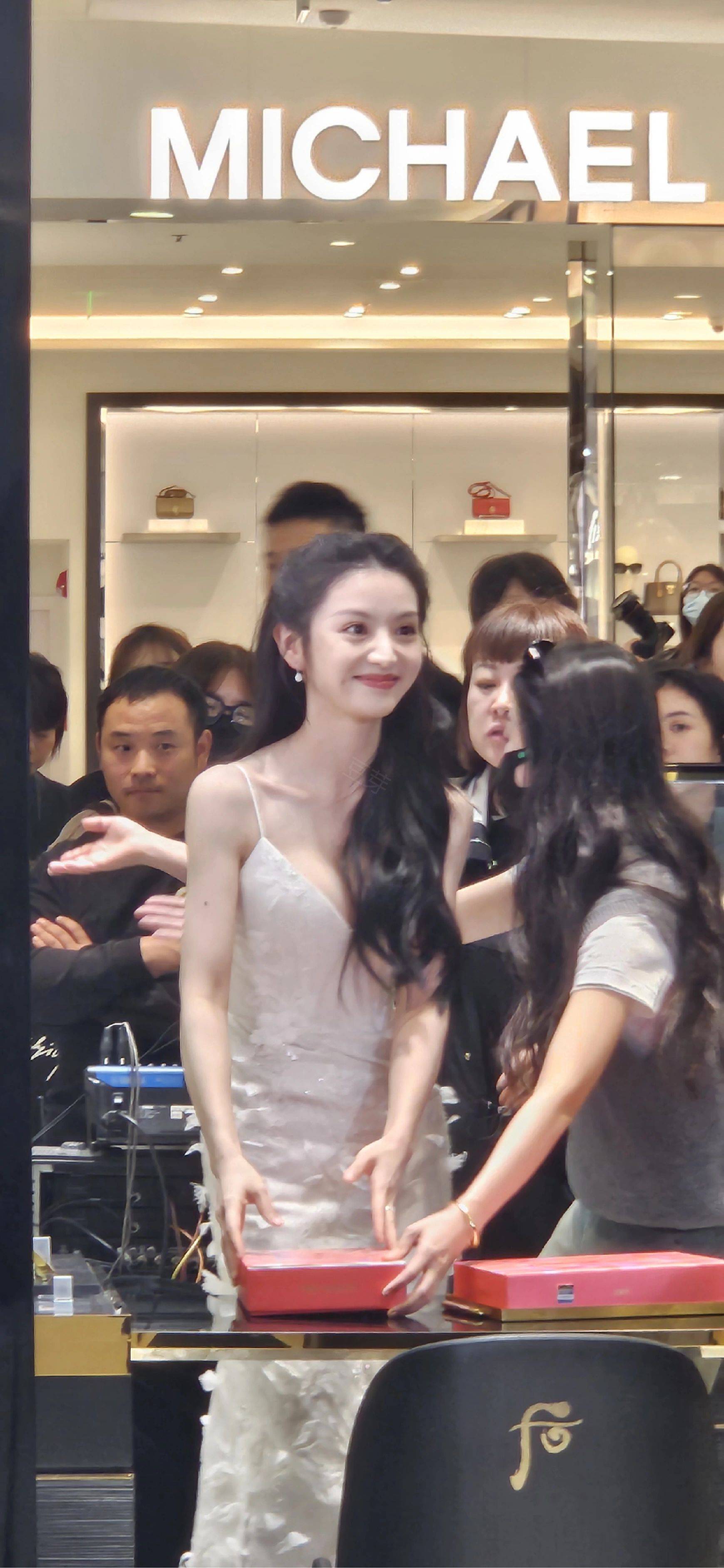 田曦薇你眼睛好大！！！#田曦薇身材曲线# ​​​